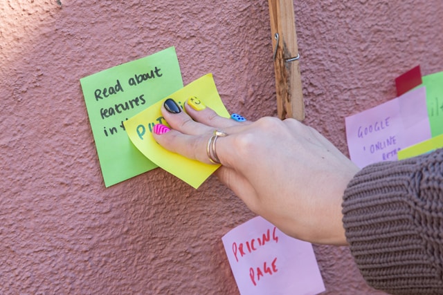 A person using sticky notes to mindmap their writing process. 