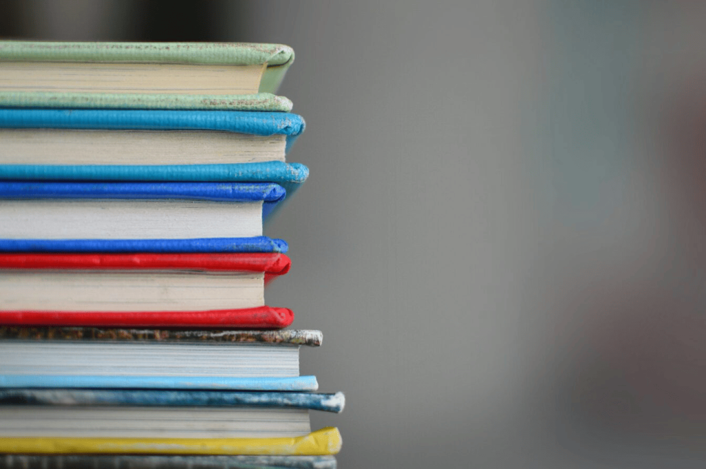 Uma pilha de livros colocados uns em cima dos outros.