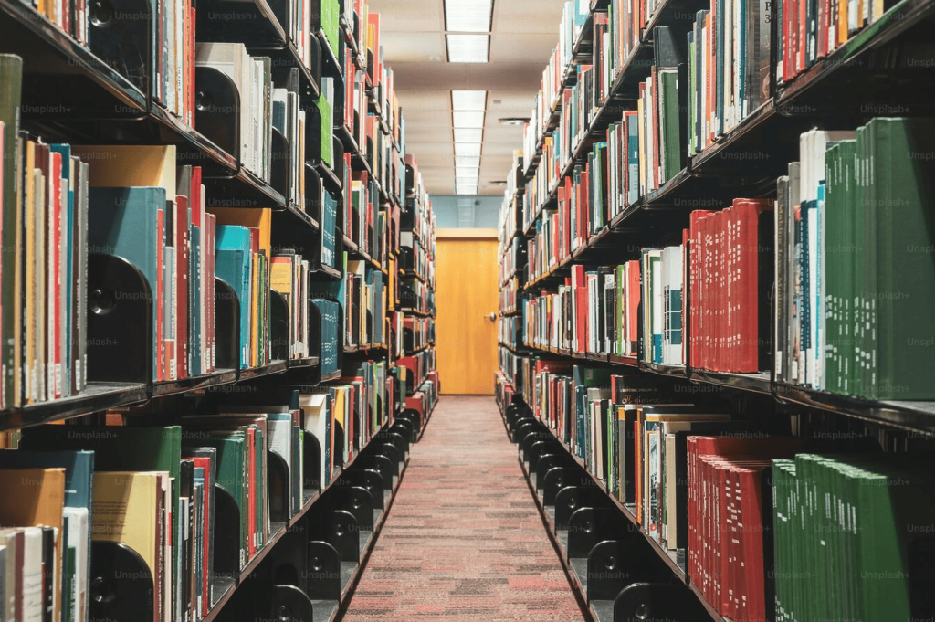 Una lunga fila di scaffali della biblioteca con libri.