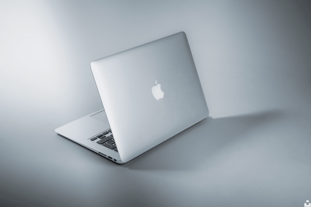 Beyaz bir yüzey üzerinde bir MacBook.