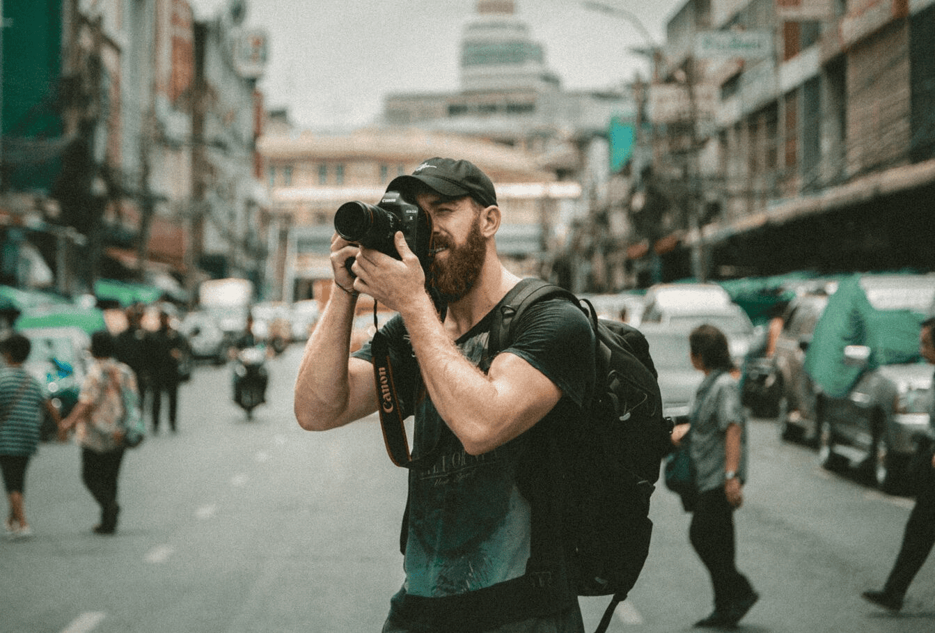 Az ember sekély fókuszú fényképezése DSLR fényképezőgéppel