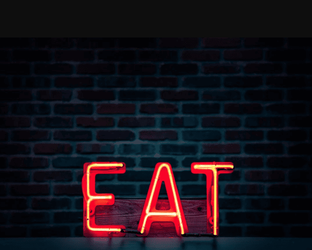 Az &quot;Eat&quot; szó piros neonfelirattal.