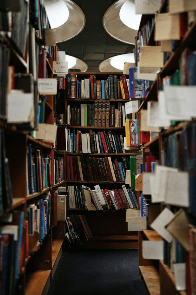 Livres empilés sur les étagères de la bibliothèque.