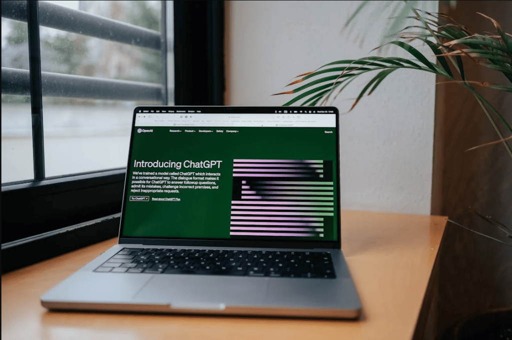 ChatGPT yang ditampilkan pada layar laptop. 